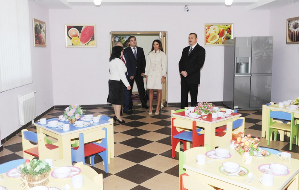Le président Ilham Aliyev a pris connaissance des conditions créées à l’école maternelle numéro 67 rénovée dans le bourg de Muchfigabad