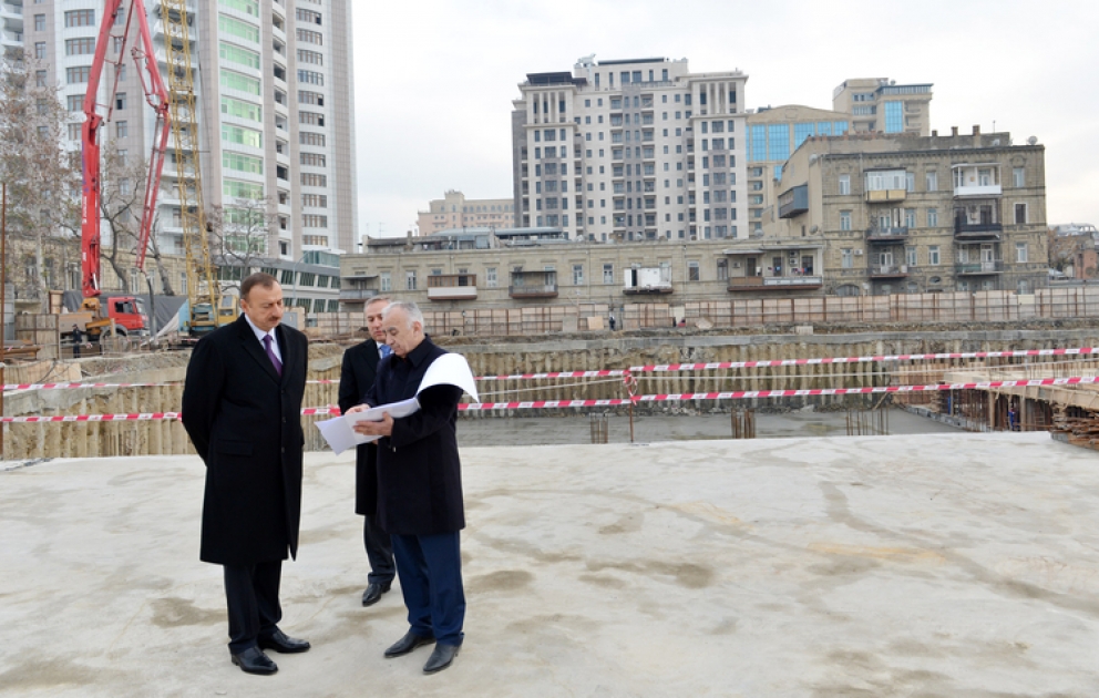 Le président Ilham Aliyev a pris connaissance du déroulement des travaux de construction dans le chantier du parking souterrain et du complexe de parc, jardin et fontaines, situé entre les rues Fuzouli et Mirzagha Aliyev de la capitale