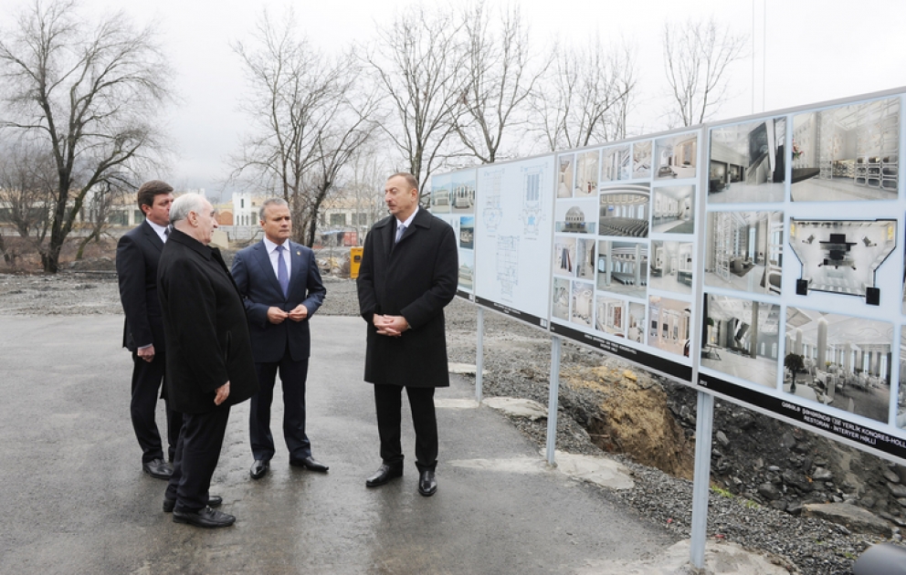 Le président Ilham Aliyev a visité le chantier du Centre de Congrès de Gabala pour voir le déroulement des travaux de construction