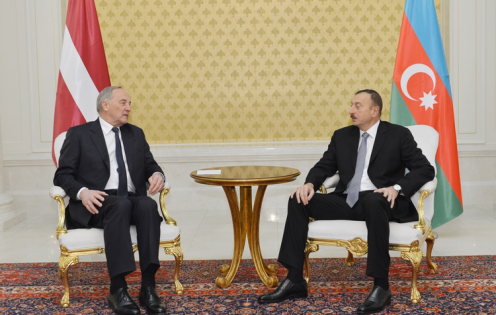 Le président azerbaïdjanais Ilham Aliyev et le président letton Andris Berzins se sont rencontrés en tête- à -tête VIDEO
