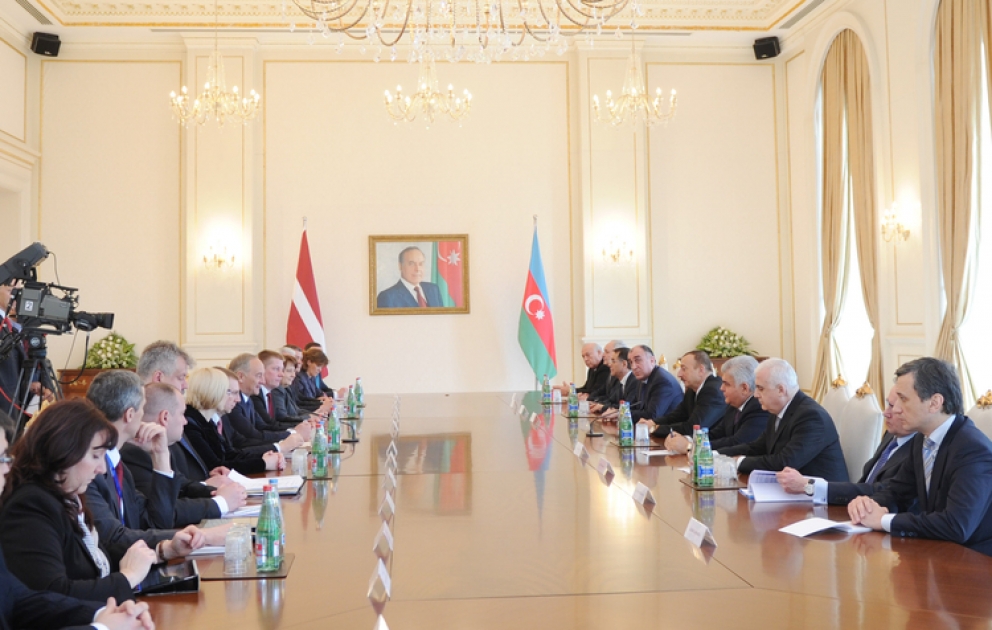 La rencontre des présidents azerbaïdjanais et letton avec la participation des délégations VIDEO