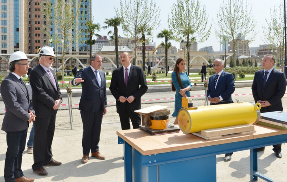 Le président Ilham Aliyev a visité le chantier du nouveau parc situé entre les rues Fuzouli et Mirzagha Aliyev de la capitale pour voir l’avancement des travaux de construction VIDEO