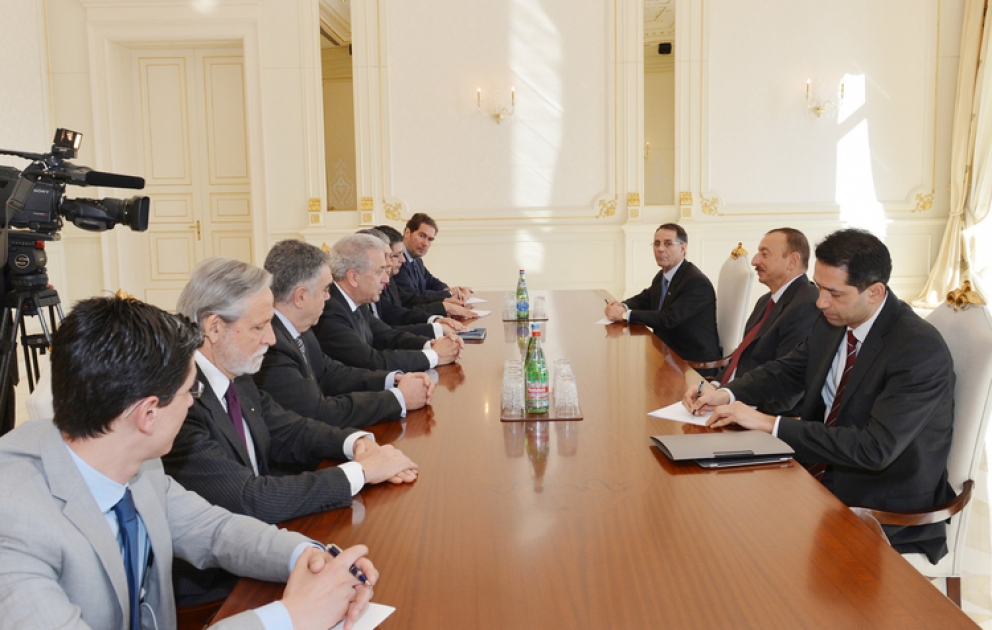 Le président azerbaïdjanais Ilham Aliyev a reçu la délégation dirigée par Dimitris Avramopoulos, ministre grec des affaires étrangères VIDEO