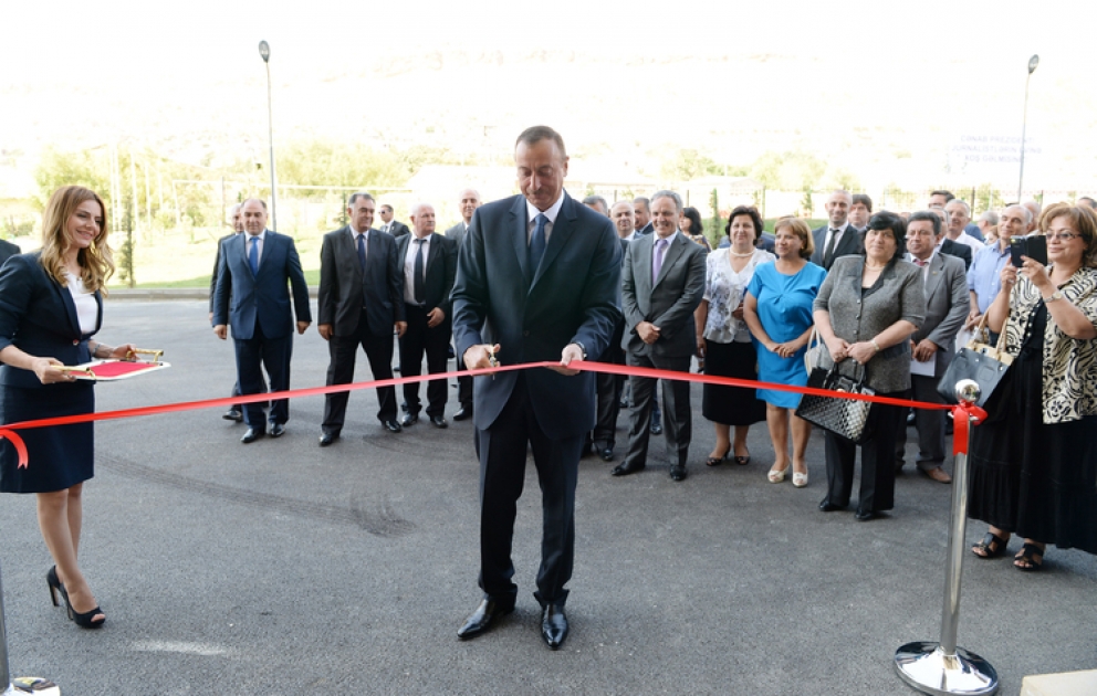 Azerbaijani President attends ceremony to give apartments to journalists VİDEO