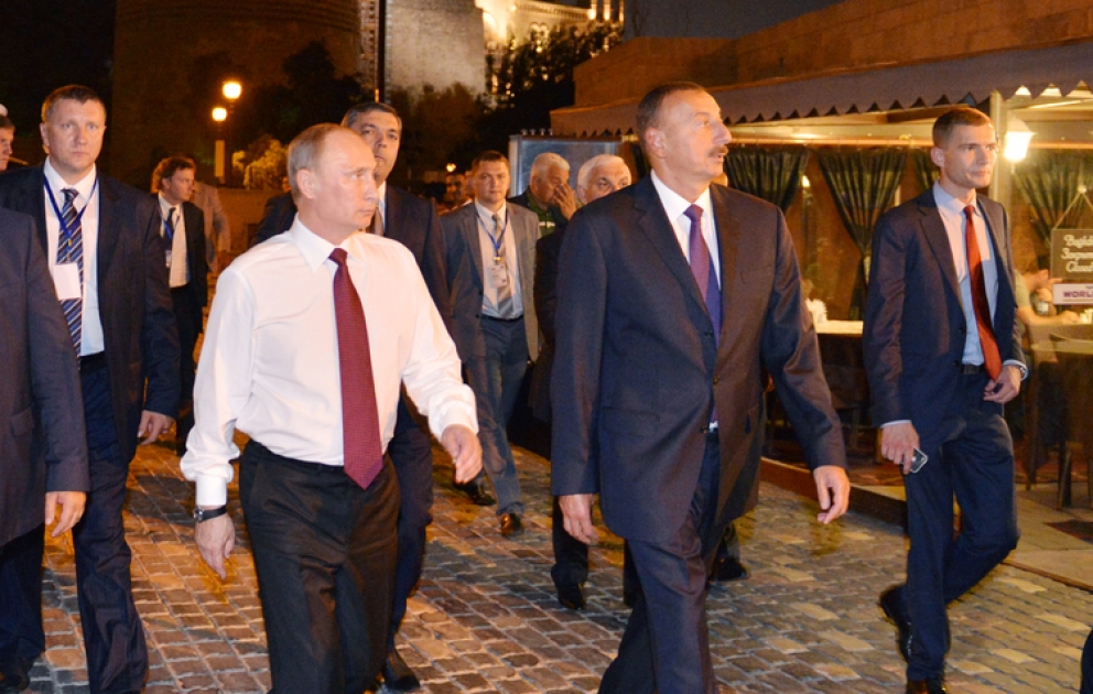 Russian President visits Icherisheher in Baku VİDEO
