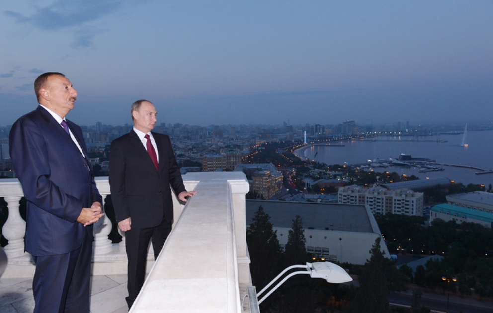 Russian President Vladimir Putin visits Highland Park in Baku VİDEO