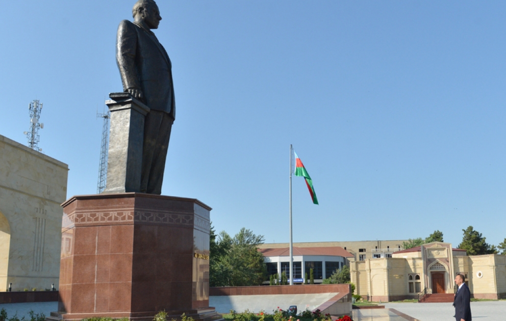 Präsident Ilham Aliyev zu Besuch in Schirvan angekommen VİDEO