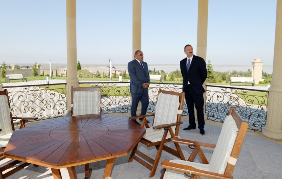 Präsident Ilham Aliyev in Schirvan auf dem Flaggenplatz geschaffene Bedingungen inspiziert VİDEO
