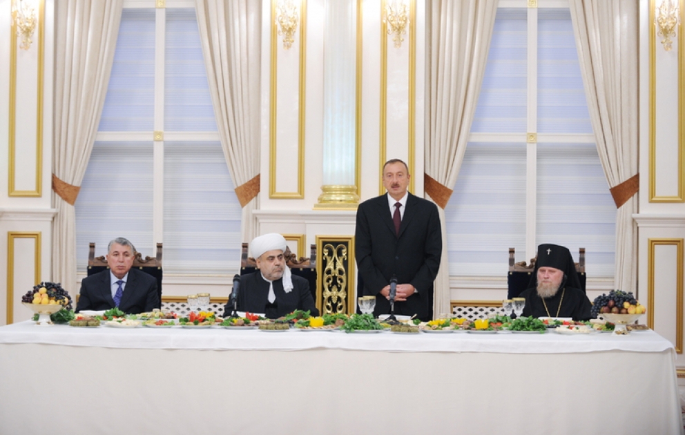Präsident Ilham Aliyev nahm an der Iftar-Zeremonie teil VİDEO