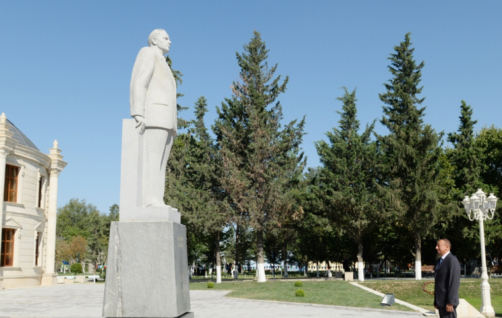 Aserbaidschans Präsident Ilham Aliyev zu einem Besuch im Rayon Kurdamir angekommen VİDEO