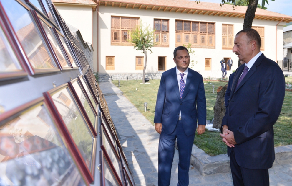 President Ilham Aliyev sich in Scheki mit “Schekikhanovs Haus” vertraut gemacht VİDEO