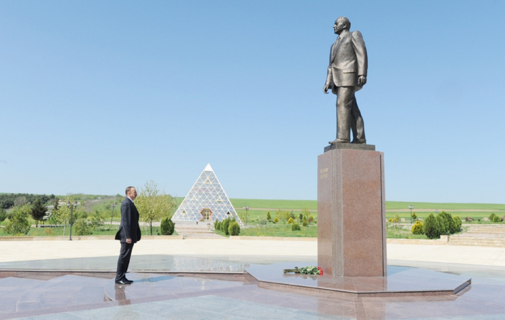Le président Ilham Aliyev a visité le monument du leader national Heydar Aliyev à Goboustan VIDEO