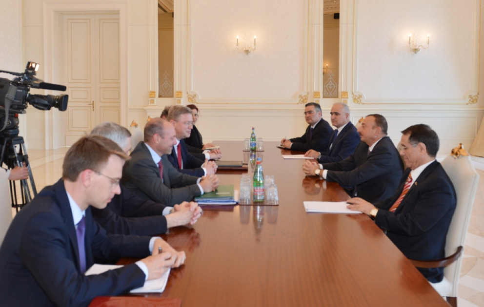 Le président Ilham Aliyev a reçu la délégation conduite par le commissaire européen à l’Elargissement et à la Politique européenne de voisinage VIDEO