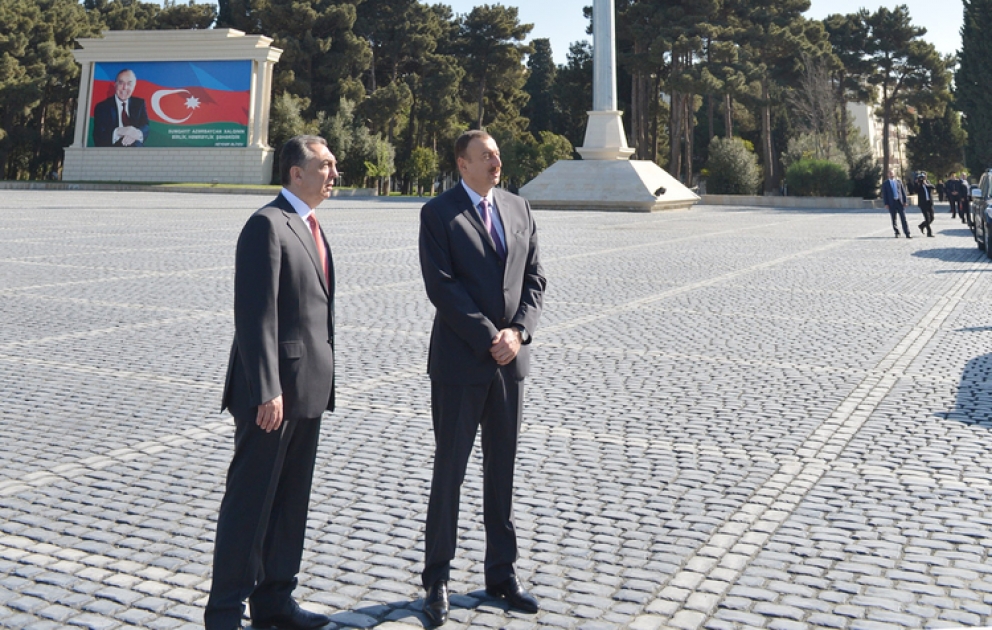 Le président Ilham Aliyev a visité la Place du Drapeau à Soumgaït VIDEO