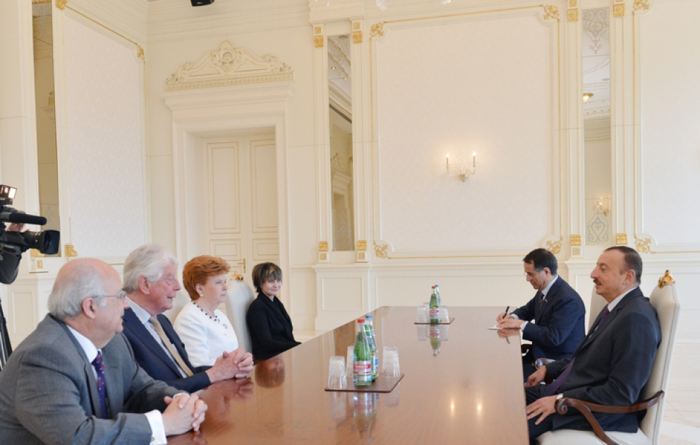 Le président azerbaïdjanais Ilham Aliyev a reçu les coprésidents du groupe d’administration du Centre international Nizami Gandjavi, le président et le membre du club de Madrid VIDEO