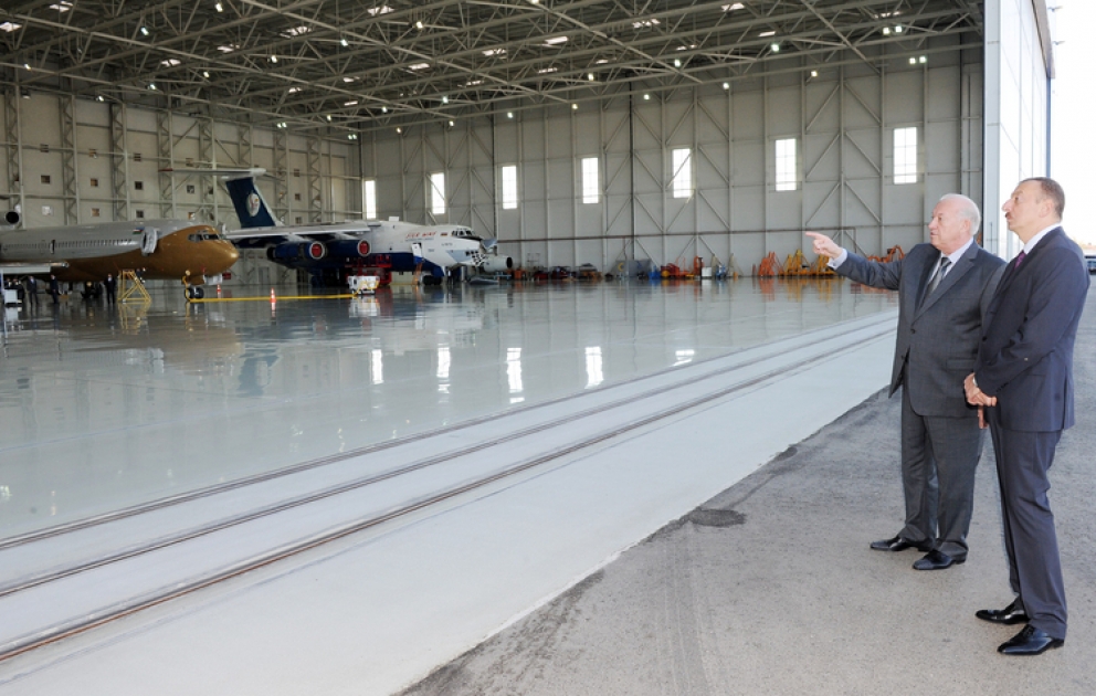 Le président Ilham Aliyev a pris connaissance de l’avancement des travaux de construction dans le hangar et l’aérogare moderne, a pris part à l’ouverture du Centre international de la Logistique, et a regardé les nouveaux avions à l’Aéroport international Heydar Aliyev VIDEO