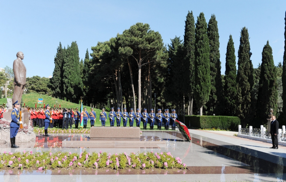 Le président azerbaïdjanais Ilham Aliyev a visité la tombe du dirigeant historique Heydar Aliyev VIDEO