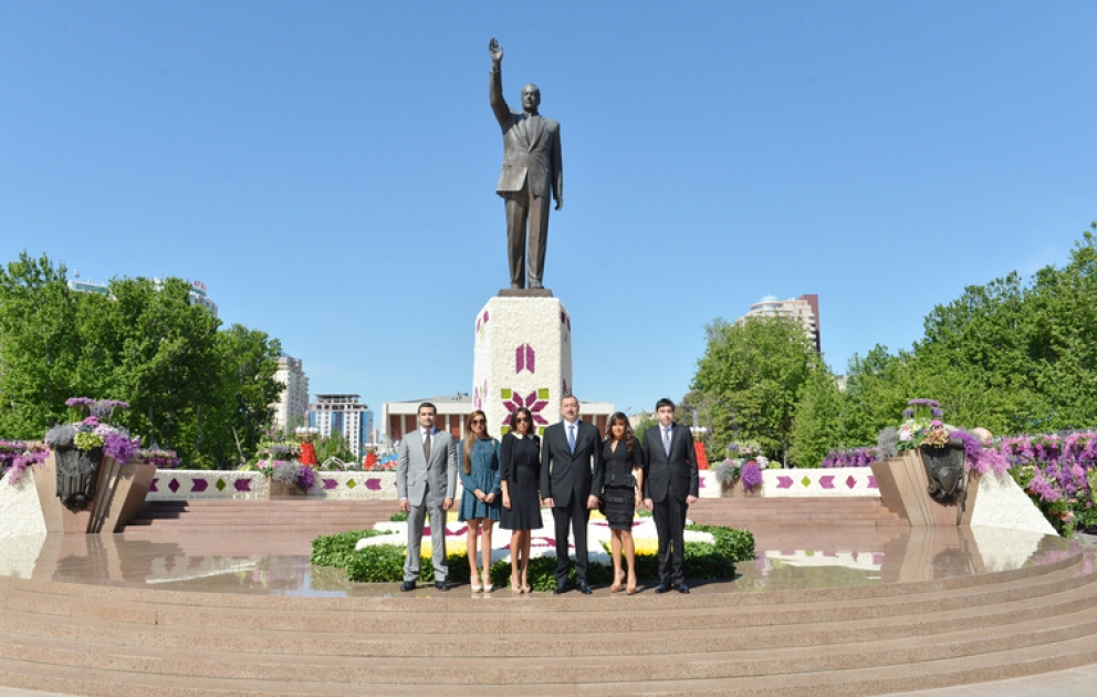 Le président azerbaïdjanais Ilham Aliyev a participé à la Fête des fleurs organisée dans la capitale à l’occasion du 90ème anniversaire de la naissance d’Heydar Aliyev, leader national du peuple azerbaïdjanais VIDEO