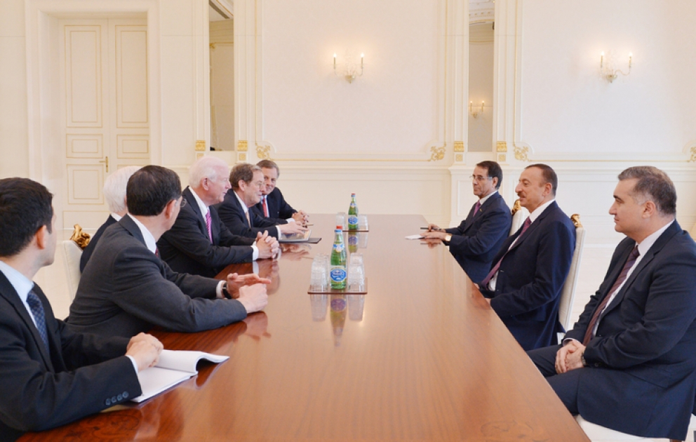 Le président azerbaïdjanais Ilham Aliyev a reçu la délégation conduite par le vice-président de la Commission du renseignement du Sénat américain VIDEO