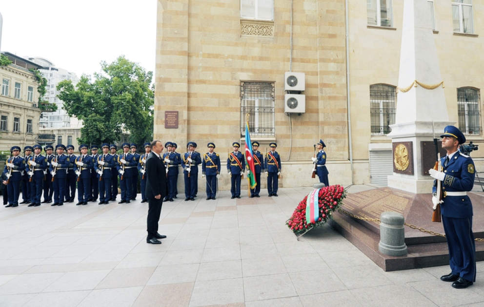 Le président Ilham Aliyev a visité le monument érigé en l’honneur de la République Populaire d’Azerbaïdjan VIDEO