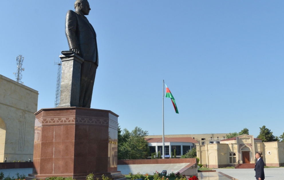 Le président Ilham Aliyev est arrivé en visite à Chirvan VİDEO