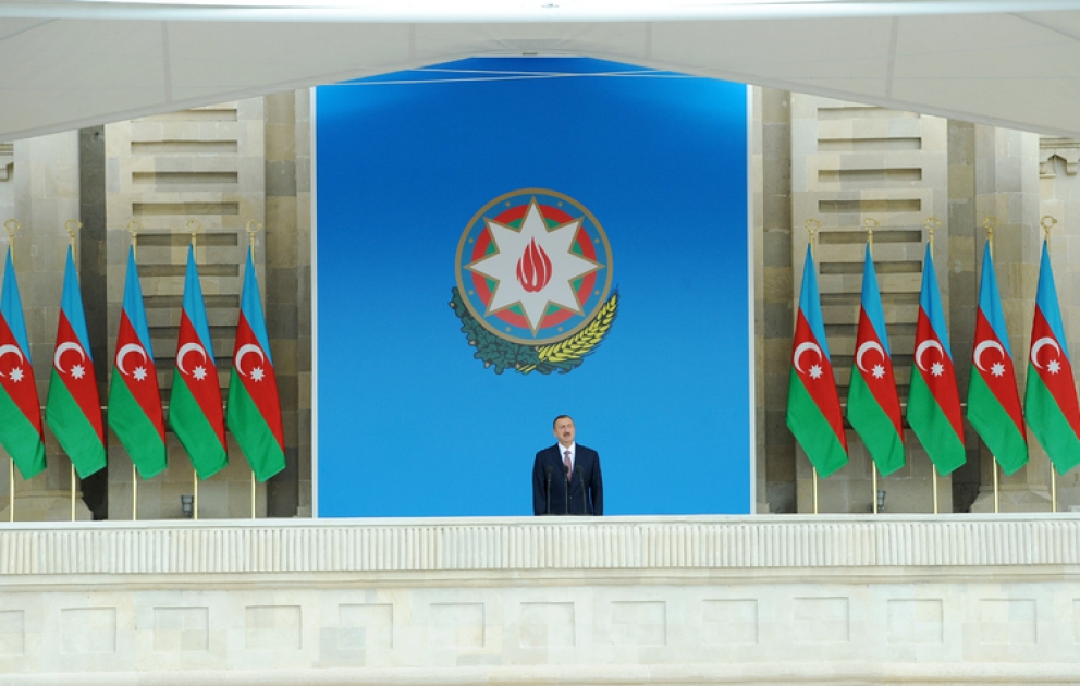 Un défilé militaire solennel s’est déroulé à l’occasion du 95e anniversaire des forces armées azerbaïdjanaises sur la place Azadlyq à BakouM. Ilham Aliyev, président de la République, Commandant suprême des forces armées, a participé au défilé militaire VİDEO