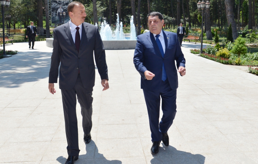 Le président Ilham Aliyev a visité le parc de culture et de loisirs de la ville de Govlar suite aux travaux de reconstruction VİDEO