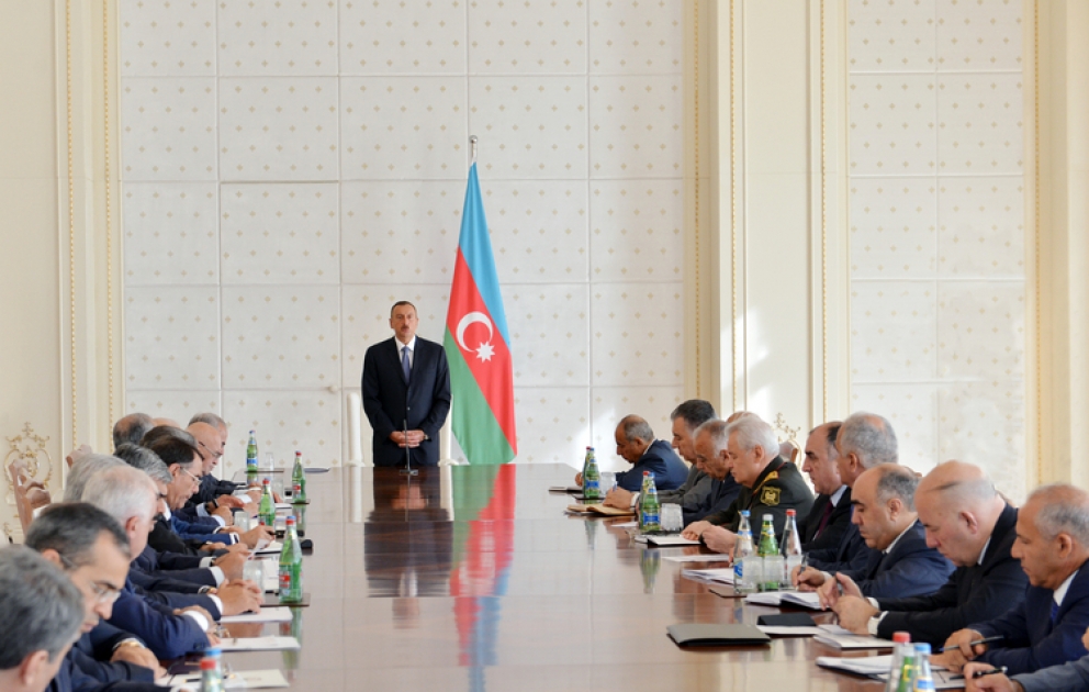 La réunion du Conseil des Ministres consacrée au bilan du développement social et économique du premier semestre de 2013 et aux tâches à réaliser s’est tenue sous la présidence de M. Ilham Aliyev VİDEO
