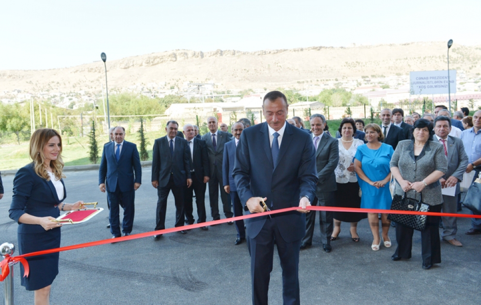 Le président azerbaïdjanais Ilham Aliyev a participé à la cérémonie de distribution de logements dans le bâtiment construit pour les journalistes VİDEO
