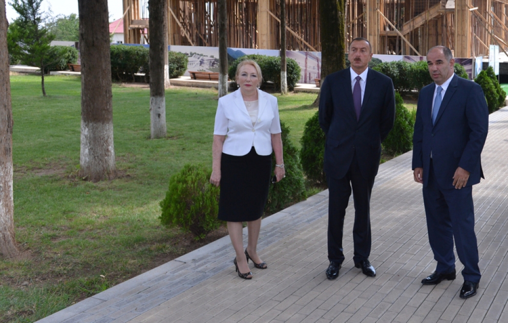 Le président Ilham Aliyev a visité le chantier du Centre Heydar Aliyev à Oghouz VİDEO