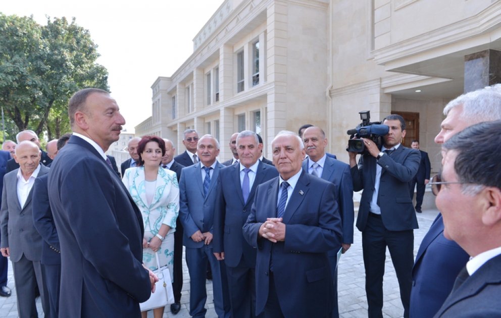 Le président Ilham Aliyev s’est familiarisé avec l’avancement des travaux de réparation et de reconstruction en cours dans le bâtiment du Théâtre national du Drame de Chéki Sabit Rahman VİDEO