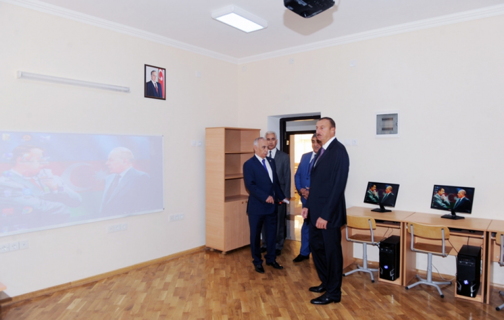 Le président Ilham Aliyev s’est familiarisé avec l’école secondaire №26 après les travaux de réparation et de reconstruction et a participé à l’ouverture du nouveau bâtiment d’enseignement dans le bourg de Bouzovna VİDEO