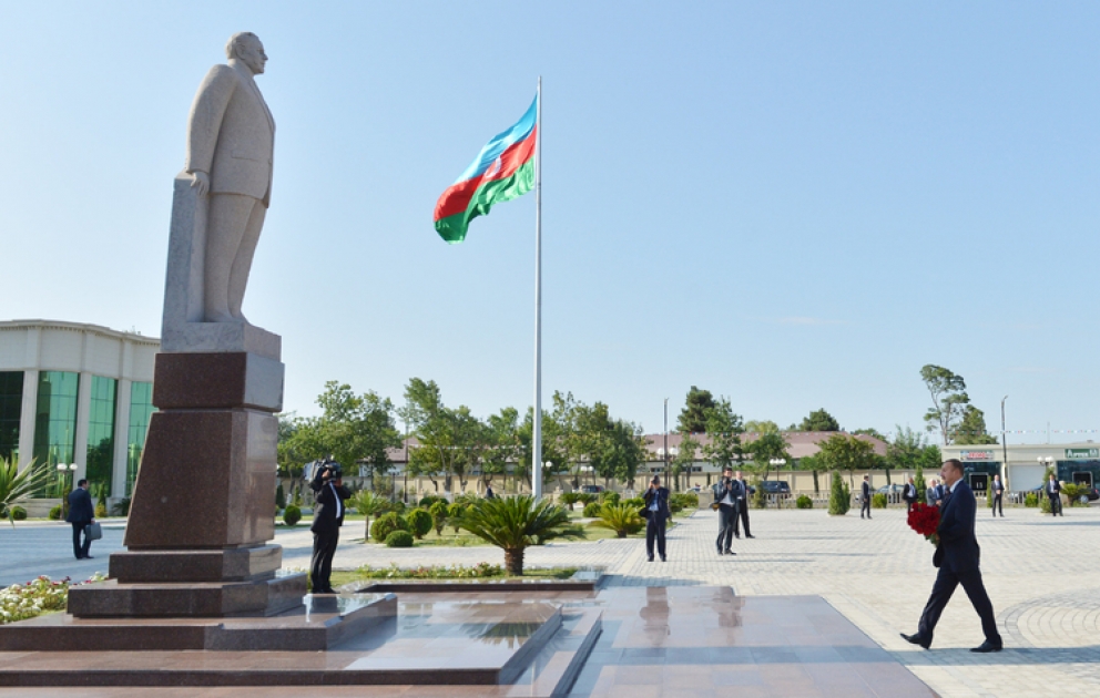 La visite du monument du dirigeant historique Heydar Aliyev à Saatly VİDEO
