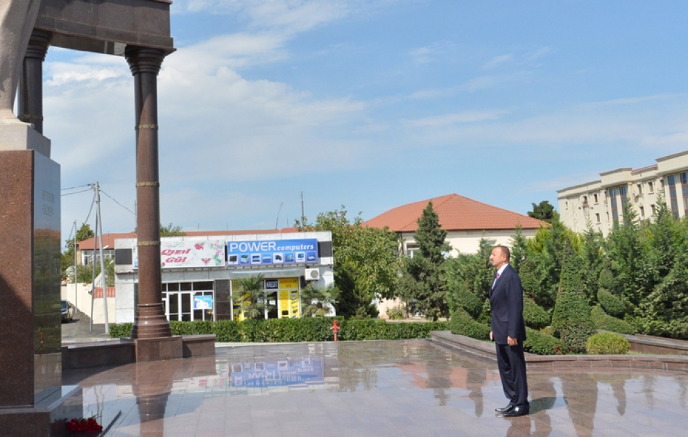 Şəmkirdə ulu öndər Heydər Əliyevin abidəsini ziyarət VİDEO