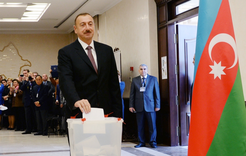 Президент Азербайджана Ильхам Алиев проголосовал на избирательном участке номер 6 VİDEO