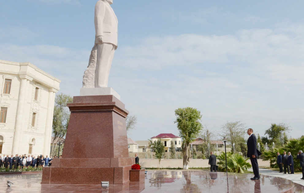 Aserbaidschans Präsident Ilham Aliyev zu einem Besuch im Rayon Saljan eingetroffen VİDEO