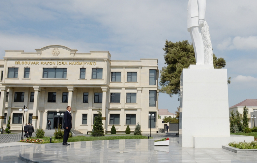 Aserbaidschans Präsident Ilham Aliyev zu einem Besuch im Rayon Bilasuvar angekommen VİDEO