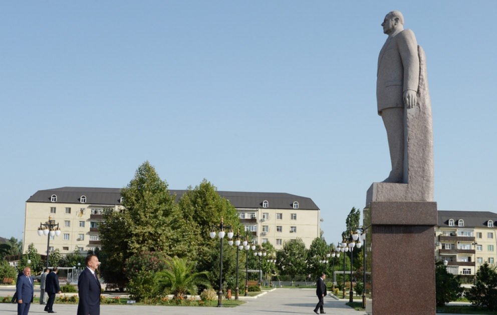 Aserbaidschans Präsident Ilham Aliyev zu einem Besuch im Rayon Masalli angekommen VİDEO