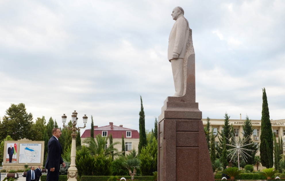 Aserbaidschans Präsident Ilham Aliyev zu einem Besuch im Rayon Jewlach eingetroffen VİDEO