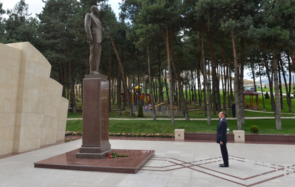Aserbaidschans Präsident Ilham Aliyev zu einem Besuch im Bezirk Gedabej angekommen VİDEO