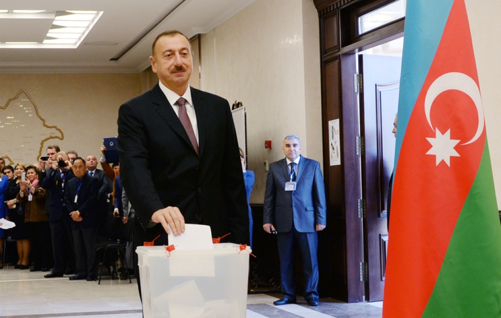 Aserbaidschans Präsident Ilham Aliyev im Wahllokal Nr.6 seine Stimme abgegeben VİDEO