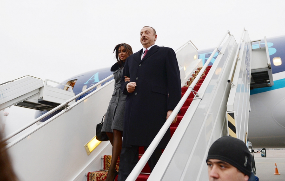 Aserbaidschans Präsident Ilham Aliyev zu einem Staatsbesuch in der Ukraine angekommen VİDEO