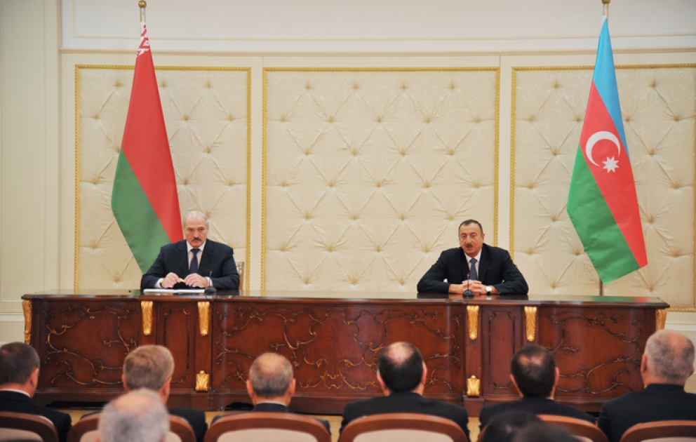 Präsidenten von Aserbaidschan und Belarus für Presse mit einer Erklärung aufgetreten VİDEO