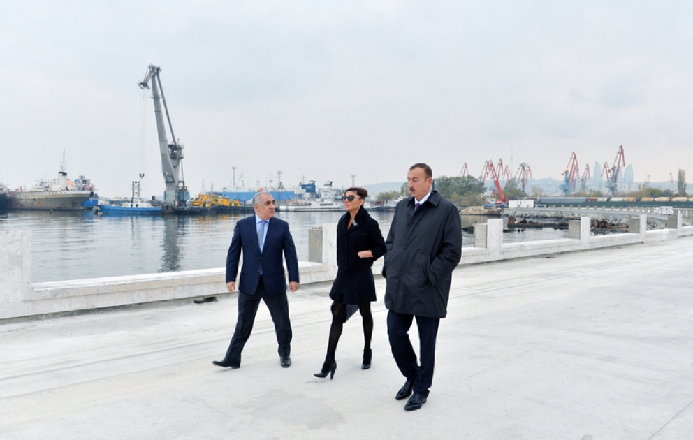 President Ilham Aliyev inspects construction work at Baku White City Boulevard VİDEO