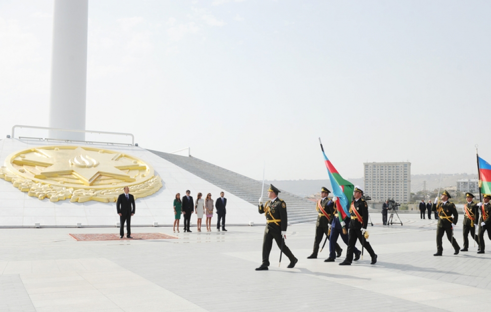 President Ilham Aliyev visits National Flag Square VİDEO