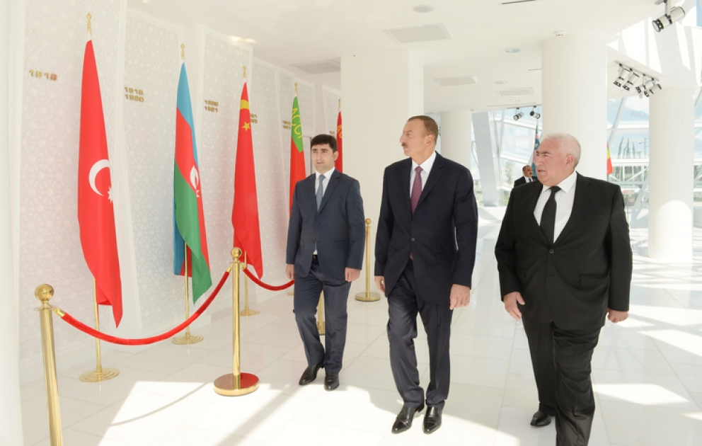 Le président Ilham Aliyev a visité la Place de Drapeau et le Musée des drapeaux VİDEO