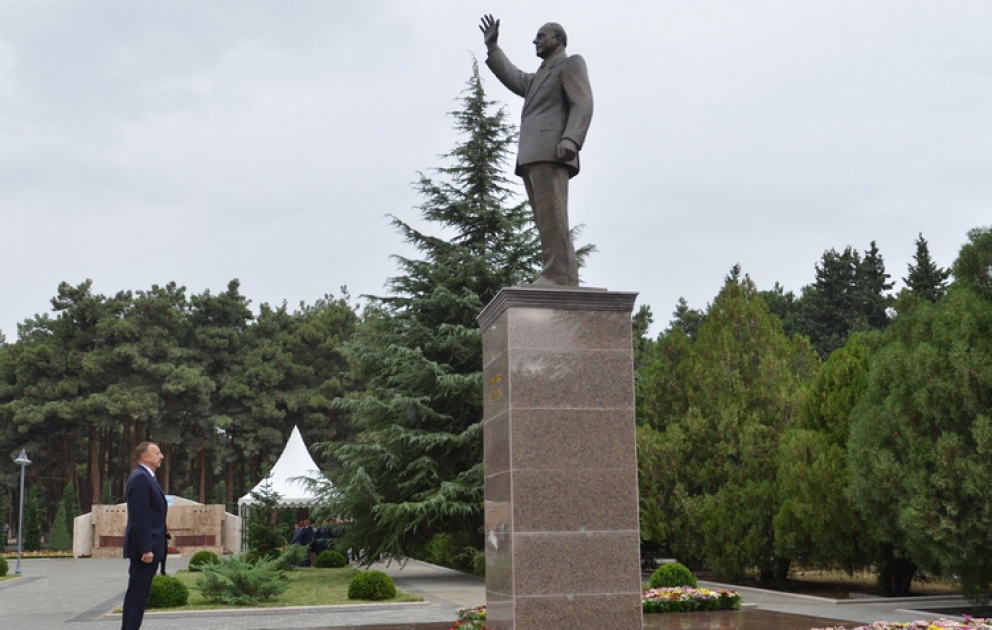 Visite du monument du leader national Heydar Aliyev à Naftalan VİDEO