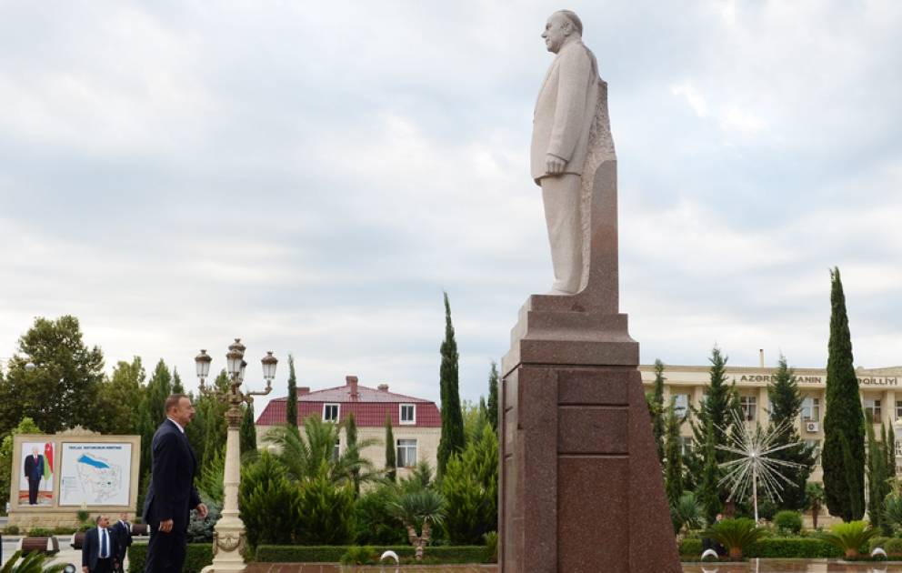 Le président Ilham Aliyev est arrivé en visite dans la ville de Yevlakh VİDEO