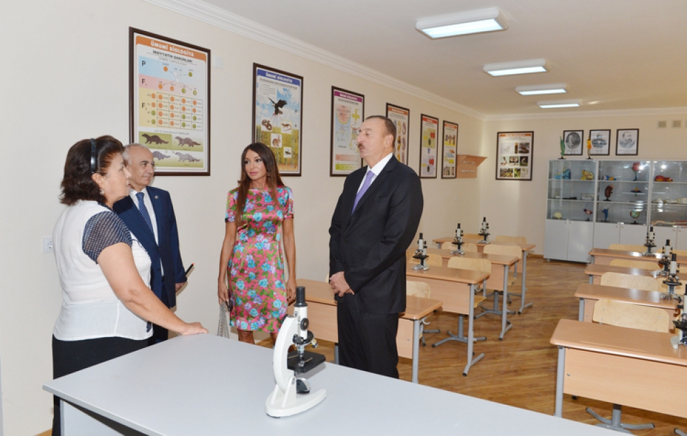 Le président de la République d’Azerbaïdjan Ilham Aliyev a visité les écoles secondaires № 234, 125 et 121 dans l’arrondissement de Khazar pour constater les améliorations après les travaux de reconstruction et d’entretien VİDEO