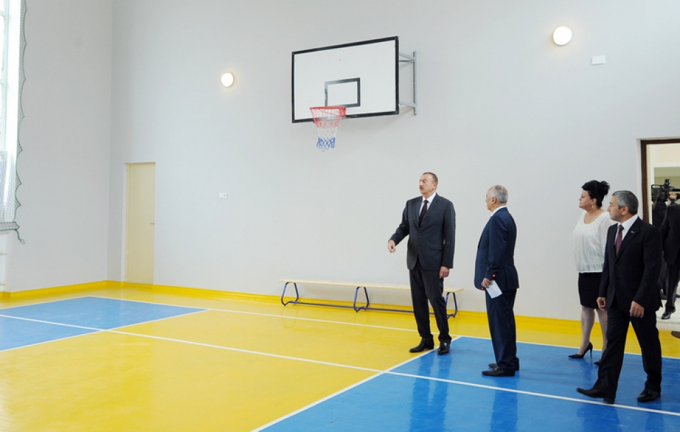 Le président Ilham Aliyev a visité les écoles secondaires № 252 et 80 pour constater les améliorations après les travaux de reconstruction et d’entretien VİDEO